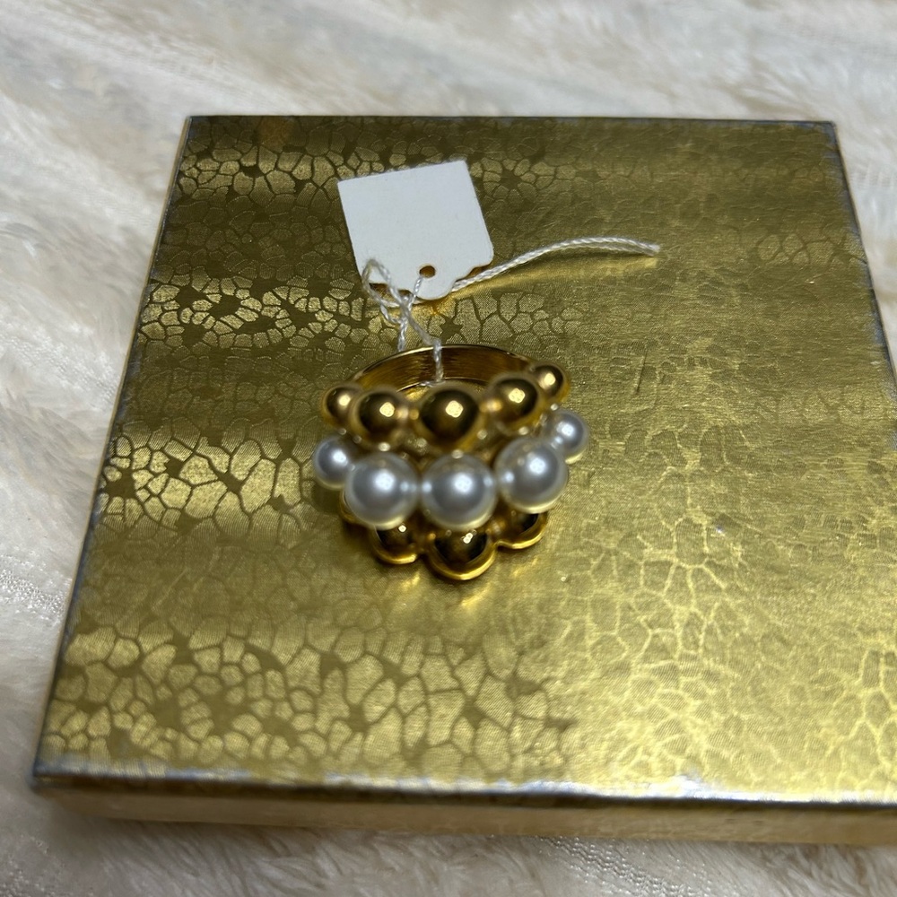 Elegant Gold and Pearl Ring